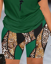 Cargar imagen en el visor de la galería, Conjuntos de dos piezas para mujer, Top de manga corta con cuello redondo estampado a la moda y pantalones cortos informales ajustados, ropa de calle